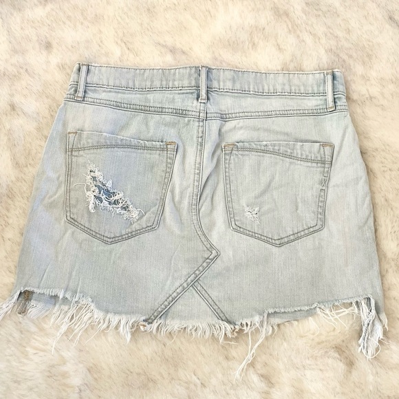 Express Jeans Light Wash Distressed Fray Denim Mini Skirt Size 6 - Picture 5 of 7